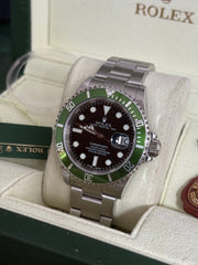 Pre-owned Rolex Submariner 16610LV Kermit Stainless Steel 2005 Box and Papers Mint Condition