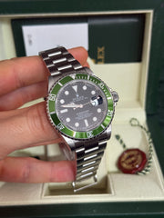 Pre-owned Rolex Submariner 16610LV Kermit Stainless Steel 2005 Box and Papers Mint Condition